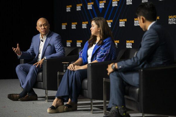 Ernest Cu, Globe Group President and CEO, speaks about raising unicorns in a panel discussion at the Singapore Fintech Festival, November 15, 2023. Beside him is Martha Sazon, President and CEO of Globe affiliate GCash, the country’s No. 1 Finance App and only double unicorn. (Photo via SFF)