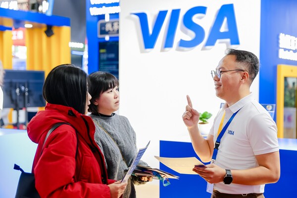 参观者在Visa展台前了解全球跨境商务解决方案及最新发展趋势