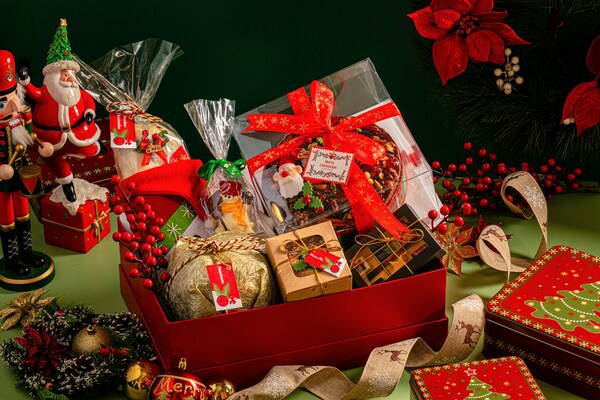 Hilton KL has a range of Sweet & Savoury Boxes for gifting and celebrations at home featuring Roasted Turkey, Jumbo Chicken, Prime Ribs, Lamb, Festive Cakes, Macaroons and more.