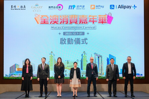 Ms. Chan Tze Wai, Deputy Director of the Economic and Technological Development Bureau of the Macau SAR Government (4th from right); Ms. Jennifer Si Tou, Head of the Tourism Product and Events Department of Macao Government Tourism Office (3rd from left); Mr. U Kin Cho, Vice President of Board of Directors of Macao Chamber of Commerce (3rd from right); Mr. Kevin Ho, President of the Industry and Commerce Association of Macau (2nd from left); Mr. Raymond Yap, Senior Director of Integrated Resort Services of Galaxy Entertainment Group (2nd from right); Ms. Venetia Lee, General Manager of Ant Group Greater China International Business (1st from left); and Mr. Sun Ho, Chairman and CEO of Macau Pass S.A. (1st from right) attended the press conference to announce the collaboration of “Macau Consumption Carnival”.