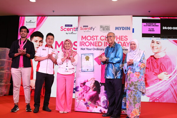 Kiri- Encik Syed Ashiq Bin Syed Ansari (Scentify), Encik Aaron Bong Keng Jin (The Malaysia Book of Records), Puan Rozaina binti Mahmod (Scentify), Yang Berbahagia Dato' Murad Ali Mydin Mohamed, Pengarah Eksekutif Mydin Mohamed Holdings Berhad dan Yang Berbahagia Datin Wira Dr Hajah Siti Hawa Mohd, Pengarah Eksekutif Mydin Mohamed Holdings Berhad