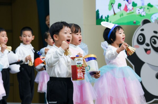 中国儿童中心实验幼儿园孩子们表演环保朗诵