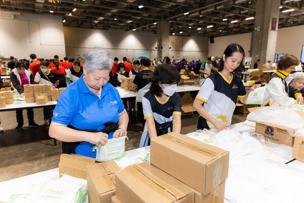Around 200 volunteers from Sands China and the Rotary Club of Macau work together to build more than 27,000 hygiene kits for global charity Clean the World at The Venetian Macao Dec. 1.