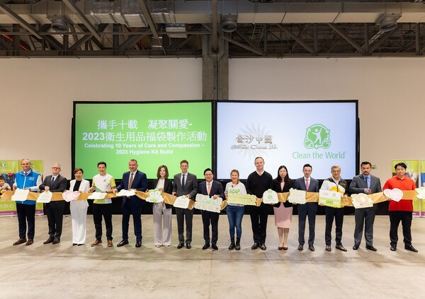 Dr. Wilfred Wong (centre), president of Sands China Ltd.; Gyneth Tan (seventh from right), managing director of Clean the World Asia; João Francisco Pinto (first from left), president of Rotary Club of Macau; and other executives officiate the ribbon-cutting for the hygiene kit build Friday at The Venetian Macao’s Cotai Expo.