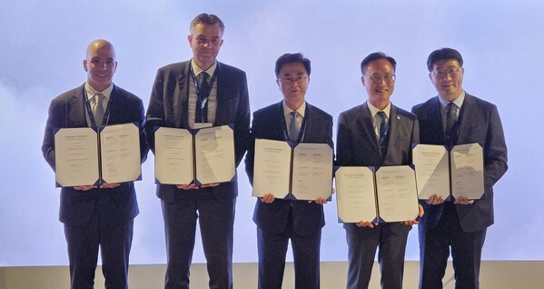 Participants of the ‘Global MOU for the construction of the largest low-carbon hydrogen plant in Korea’ are capturing a moment in a commemorative photo. From left to right: [Participant 1: Roger Martella, CSO of GE Vernova], [Participant 2: Dominique Rouge, Vice President of Air Liquide Engineering & Construction], [Participant 3: Kim Tae-heum, Governor of Chungcheongnam-do], [Participant 4: Kim Kwang-il, Vice President of Korea Midland Power], [Participant 5: Kwon Hyung-kyun, Vice President of SK E&S]