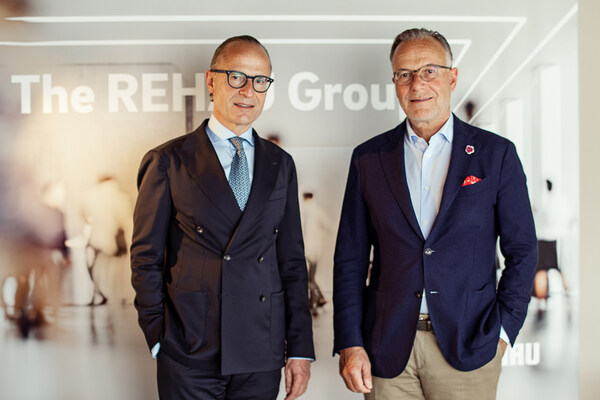 在2000年，Helmut Wagner先生将公司的管理权交给了他的两个儿子：Jobst Wagner（右）担任总裁，Dr. Veit Wagner担任副总裁。到了2021年，Jobst Wagner将总裁职务交给了Dr. Veit Wagner，并转任副总裁。