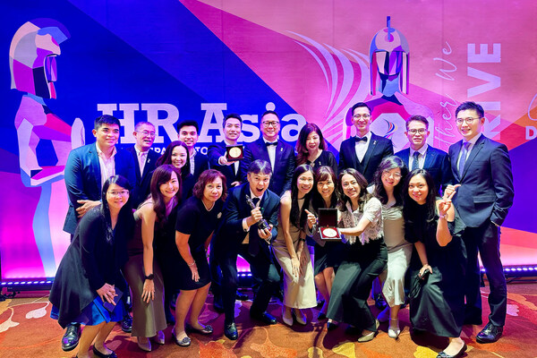 CUB was presented three awards on November 24th by HR Asia: "Best Companies to Work for in Asia 2023," "Diversity, Equity and Inclusion Award 2023," and "Most Caring Company Award 2023." Commemorative group photo of Winfield Wong (fifth from left in the back row), Chief Executive of the Singapore branch, along with his team.