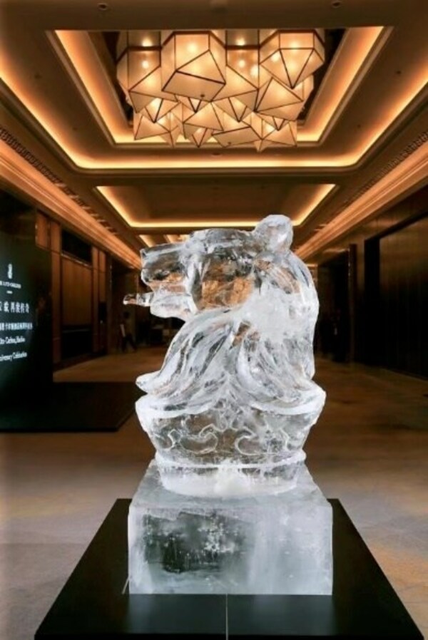 750公斤室内冰雕惊艳亮相哈尔滨富力丽思卡尔顿酒店二周年庆典