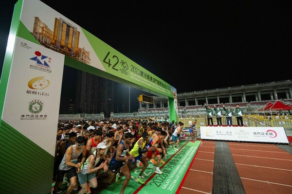 The race was officially kicked off with the sounding of air horns by Mr. Pun Weng Kun (second from right), President of the Sports Bureau; Mr. Francis Lui (second from left), Vice Chairman of GEG; Mr. Philip Cheng (first from left), Director of GEG; and Mr. Chan Pou Sin (first from right), Vice President of AGAM on the race day.