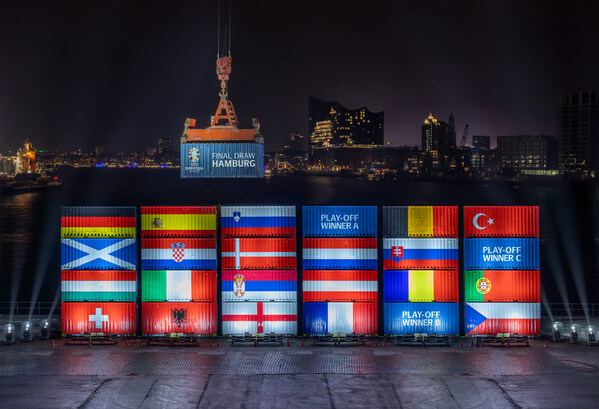 結果已出爐：漢堡港的大型集裝箱裝置實時展示在漢堡易北愛樂音樂廳內舉行的2024歐錦賽小組抽簽儀式。