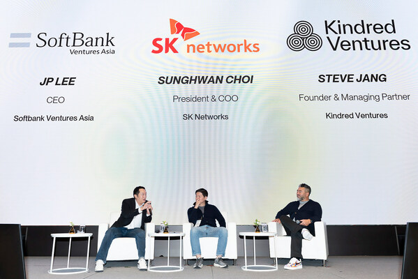 The scene where Steve Jang, the CEO of Kindred Ventures, Sunghwan Choi, the COO of SK Networks, and Joonpyo Lee, the CEO of SoftBank Ventures Asia, continue their conversation on AI trends.