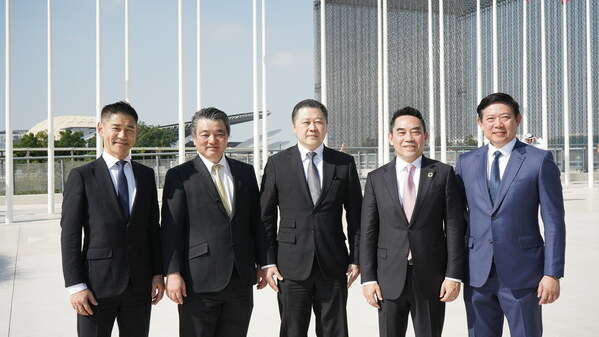 Photo from left to right: Mr. Takanori Kimata, General Manager, CJP Planning Div. CV company Toyota Motor Corporation / Mr. Masahiko Maeda, CEO of Asia Region, Toyota Motor Corporation / Mr. Soopakij Chearavanont, Chairman of Charoen Pokphand Group / Mr. Kachorn Chiaravanont, Member of Executive Committee of Charoen Pokphand Group / Mr. Surasak Suthongwan, Executive Assistant to President and Chairman, Toyota Motor Corporation