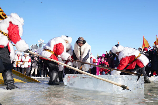 圖為工人正在松花江江面上採集冰塊，拍攝於中國東北部黑龍江省省會城市哈爾濱，2023年12月7日。（新華社/王建偉）