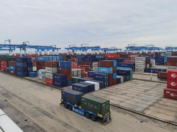 Cảnh tấp nập tại cảng container tự động Khâm Châu, Quảng Tây. Ảnh chụp bởi Zhai Liqiang