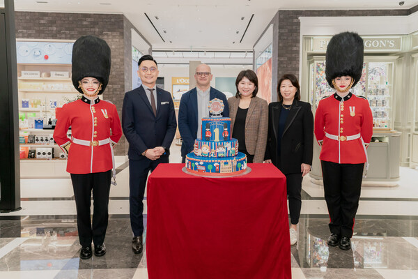 DFS celebrates the first anniversary of the store opening with a lively cake cutting ceremony.