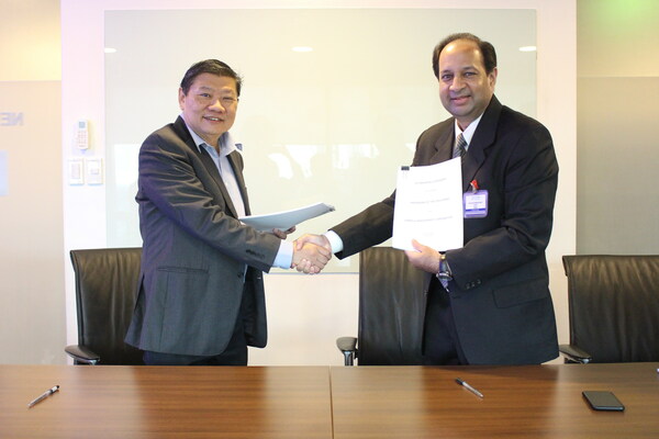Anthony Sy, President of S&R with Manoj Varma, Consumer Banking Head of UnionBank