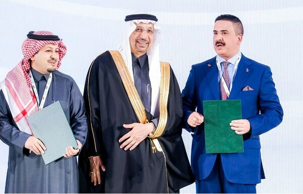 穆罕默德·艾尔·阿吉兰（右）与沙特投资部长哈立德法利赫（中）在大会现场
