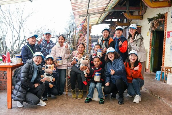菲仕兰志愿者为四川马边困境儿童送营养和关爱