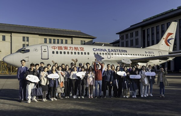 International students visit China Eastern Airlines.