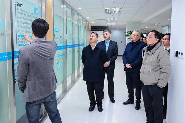 湖北省台办主任程良胜（左二）、武汉市台办主任刘红鸣（左四）参观台达武汉研发中心新楼，了解台达研发发展历程。