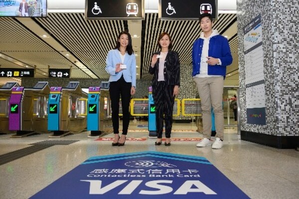 港铁公司常务总监 – 香港客运服务杨美珍女士（中）、Visa香港及澳门区董事总经理梁普宁女士（左）及“Visa之队”中国香港选手、奥运花剑金牌得主张家朗先生（右）展示如何拍卡入闸。