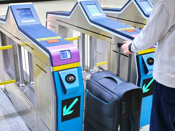 提供感应式支付乘搭港铁服务的出入闸机贴有浅蓝色标示，方便乘客辨认，港铁站将会增加相关指示。新款活板闸机的通道更宽敞，方便携带行李、手推车及婴儿车的乘客。