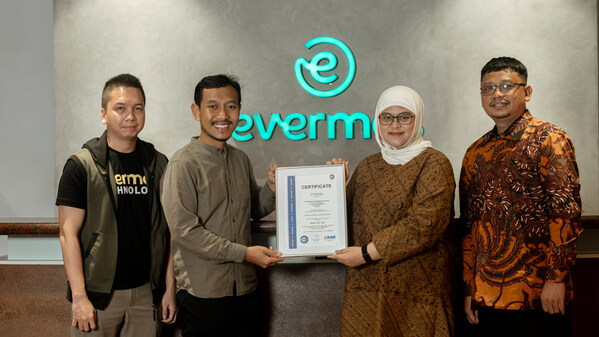 Reza Herdaning (Cyber Security Manager Evermos) dan Ghufron Mustaqim (Co-founder & CEO Evermos) saat penyerahan sertifikasi ISO 27001 untuk Evermos.