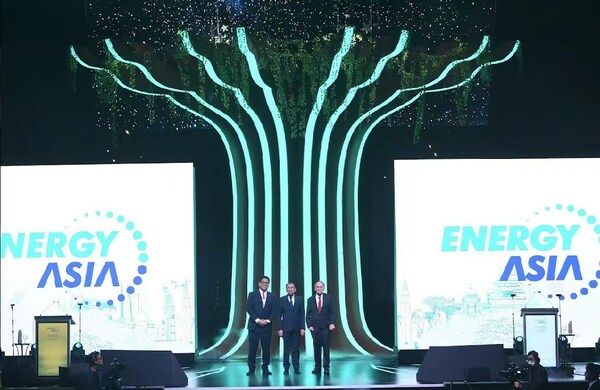 图片说明：由左至右，亚洲能源论坛主席、马石油总裁兼集团首席执行官丹斯里陶菲克先生，马来西亚总理拿督斯里安瓦尔·易卜拉欣，标普全球副董事长丹尼尔·耶金博士共同为亚洲能源论坛开幕