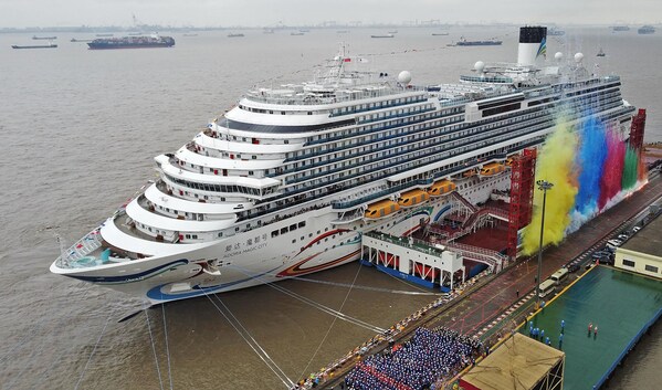 首艘国产大型邮轮爱达•魔都号移泊至上海吴淞口国际邮轮港