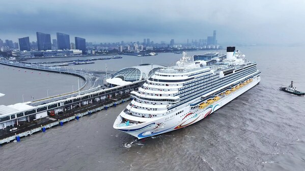 首艘国产大型邮轮爱达-魔都号移泊至上海吴淞口国际邮轮港