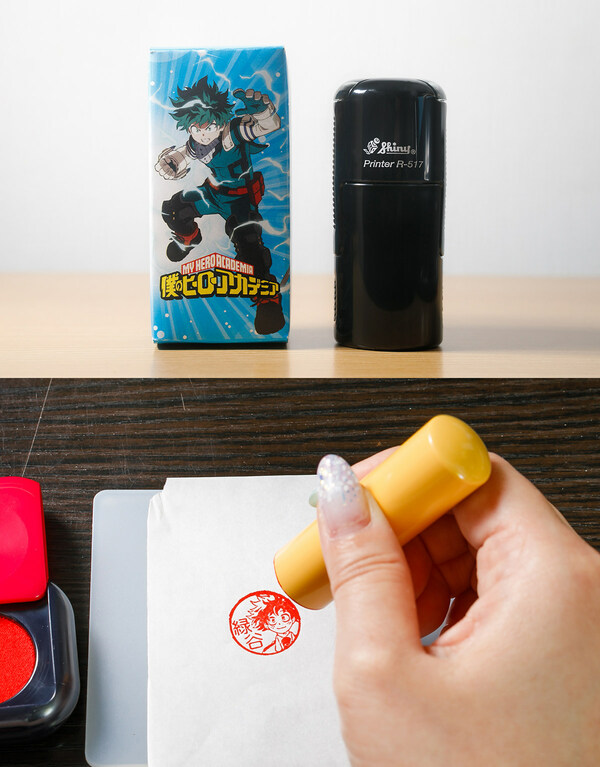 You can choose between two types: a self-inking type with built-in ink that can be continuously stamped, and a wood type that can be stamped with a special ink called 'Shu-niku' (red ink). They come in a unique, well-designed package.