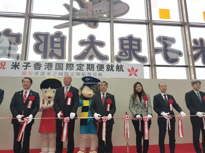 (由左至右)鸟取县知事平井伸治先生、香港航空主席张有强先生、中国驻大阪总领事薛剑先生、香港驻东京经济贸易首席代表欧慧心女士、香港航空商务总监郑方祥先生，以及一众嘉宾出席仪式