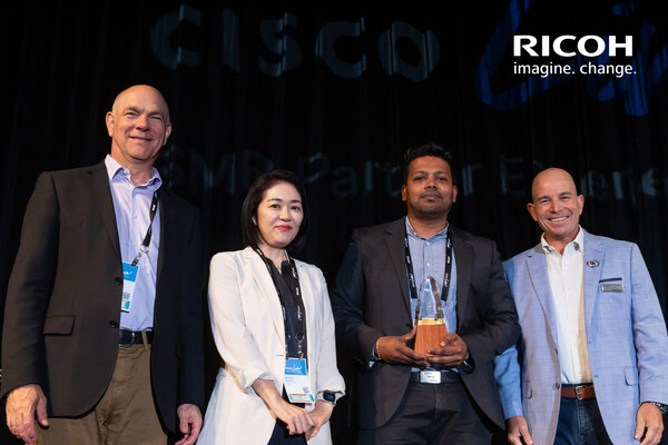 在澳洲墨爾本舉行的Cisco全球峰會上，Ricoh亞太區數碼化服務負責人Ragavan Satkunam（右二）從Cisco全球分銷與中小企業銷售副總裁Andrew Sage（左一），、Cisco日本及大中華區分銷與中小企業銷售常務董事Michiko Kamata（左二），以及資深副總裁暨亞太區、日本及大中華區總裁David West（右一）手中接受了「年度亞太區中小企業托管服務合作夥伴獎」。