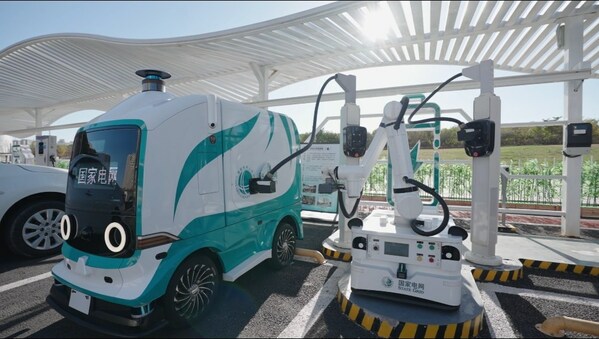 The charging robot undergoes replenishment at the Yujiapu Innovation Charging Station.