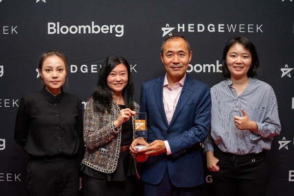 海投全球创始人兼CEO王金龙与团队参加“2023年Hedgeweek美国大奖”颁奖典礼