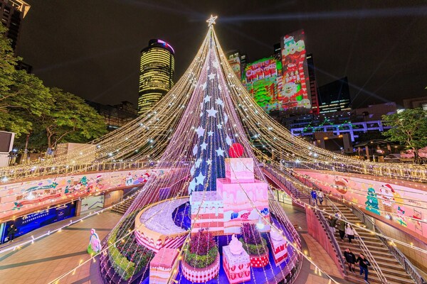 A special Christmas tree resembling the forest canopy has been crafted for the occasion, and layered with lighting designs. (Photo courtesy of Tourism and Travel Department of New Taipei City Government )