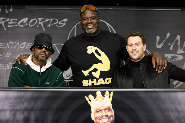 Shaq（居中）和主持人 Adam Lefkoe（右侧），以及退役的迈阿密热火队球形 Udonis Haslem，在拍摄完成《The Big Podcast with Shaq》第 1 集后的合照。