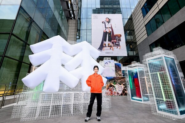品牌代言人刘诗诗出席上海静安嘉里中心展览现场图