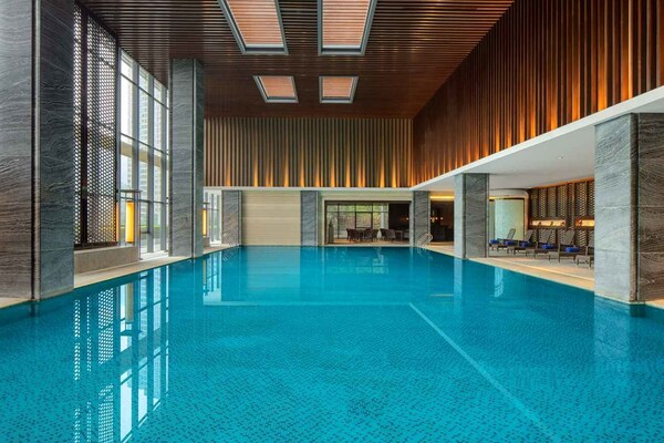 酒店配有高档力量和有氧训练器材的24小时健身中心和恒温泳池