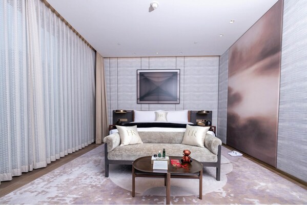 深圳康莱德酒店携手HR赫莲娜推出「非凡奢美」主题套房