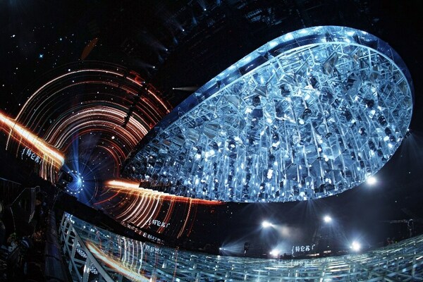 《更好2024江蘇衛視跨年演唱會》與可容納近16000名觀眾的銀河綜藝館攜手合作，打造出一個大灣區室內場館面積最大的舞台，用對工業美學的極致追求再次刷新「亞洲頂秀」的新高度。