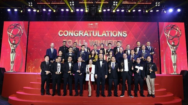33 Vietnam's Top SMEs Honoured at the SME100 Awards 2023 Vietnam