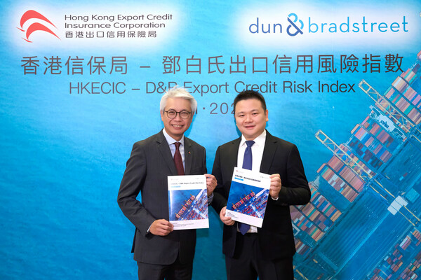 Mr Terence Chiu, Commissioner, HKECIC (left) and Mr Andrew Wu, General Manager, Dun & Bradstreet China (right)