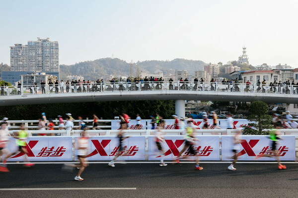 大众跑者在厦门马拉松赛道全面提速