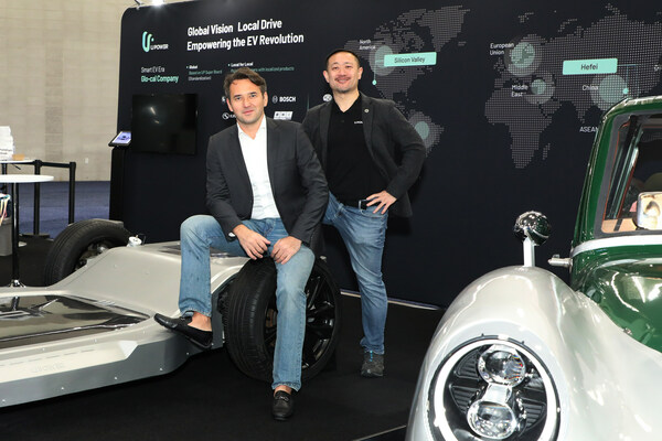 Olympian Motors创始人、CEO Eren Alan Canarslan (左) 和悠跑科技创始人、CEO李鹏