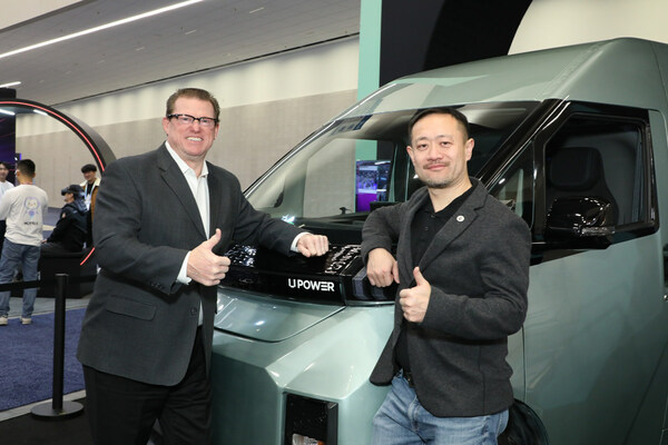 LUMOS EV创始人、CEO Johnny Cooper (左)和悠跑科技李鹏