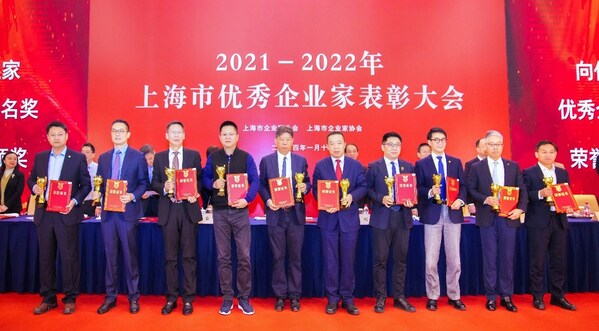 强生全球资深副总裁、中国区主席宋为群（左二）接受表彰