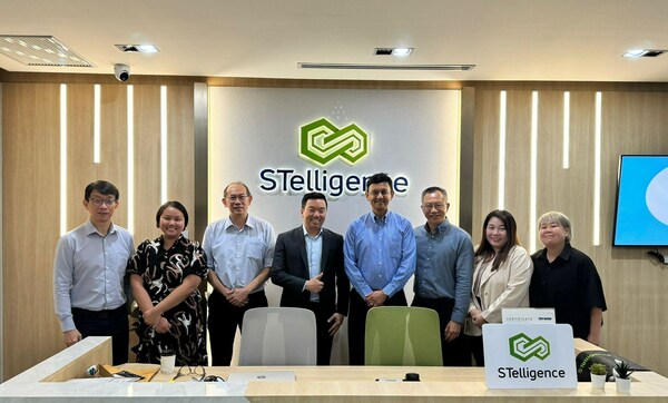 Denodo Country Director of Thailand Dr Nitipong Boon-Long (third from left); STelligence CEO/Founder Dr. Santisook Limepeeticharoenchot (fourth from left); Denodo Executive Vice President Suresh Chandrasekaran (fifth from left)