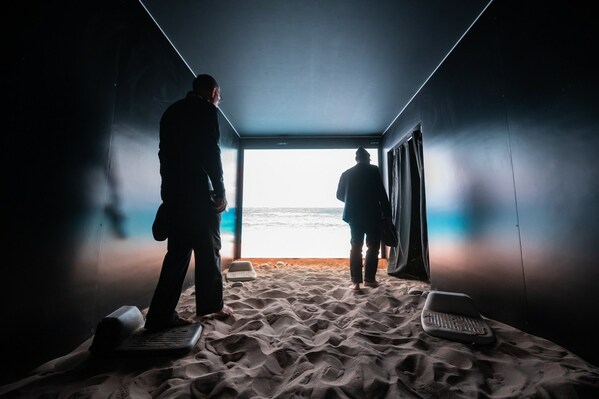 At the CES exhibit, bare-foot attendees are captivated and immersed by SUMSEI’s booth, which artfully recreates the serene motifs of the sea and sandy beach through the innovative Air Shower experience.