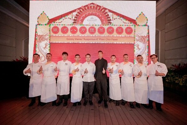 Galaxy Macau “Auspicious 8” Poon Choi Feast invited William Tang (fifth from right), Descendant of the Walled Village and Culture expert to share his insights for making “Tang-style Poon Choi”, and provided inspiration for Chef Tam Kwok Sing (sixth from right) – Vice President of Chinese Culinary, Galaxy Macau and the chefs to enhance their own individual interpretations of Poon Chois.
